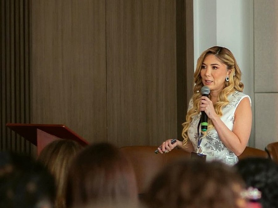 Dra. Fanny Sañay como conferencista en una jornada médica