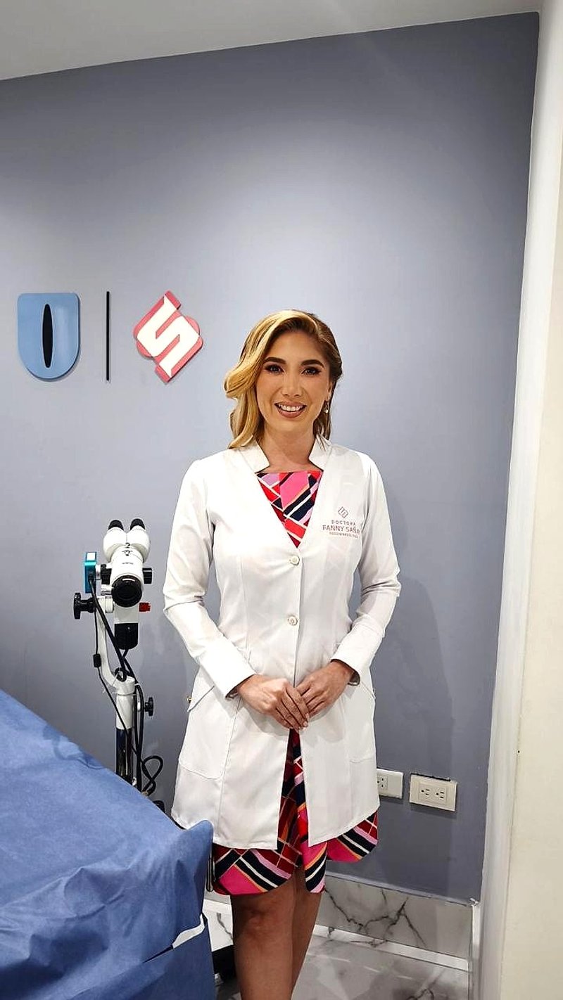Dra. Fanny Sañay Goyes en su sala de colposcopía